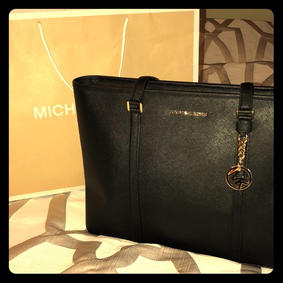 Michael Kors Handbags - BRAND NEW, NEVER USED Michael Kors Purse